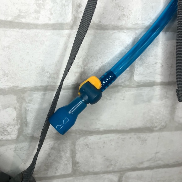 YISMEET Hydration Backpack, Water Reservoir  70oz - Picture 2 of 5